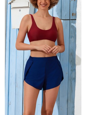 Einfarbiges rotes Bikinioberteil und dunkelblaue HighWaist-Elastis-Jungenshorts