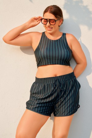 Dunkelgrünes gestreiftes Plus-Size-Bikini-Oberteil mit breiten Trägern und Boyshorts im sportlichen Design