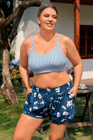 Gestreiftes und geblümtes Plus-Size-Bikini-Oberteil mit verstellbaren Trägern und Boyshorts im trendigen Design