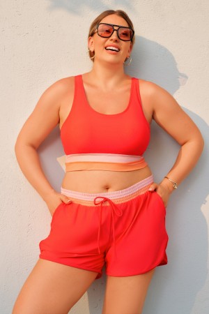 Rotes Colorblock Plus-Size-Bikini-Oberteil mit Reißverschluss am Rücken und Boyshorts im sportlichen Design