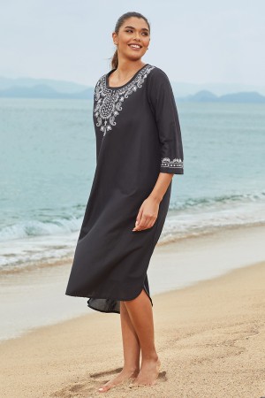 Schwarzes, langärmliges Strandkleid mit U-Ausschnitt und Blumenmuster