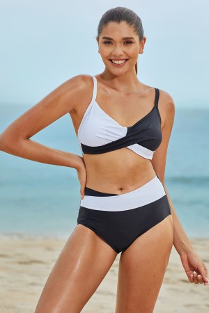 Schwarz-weißes Bikini-Set mit herzförmigem Ausschnitt, verdrehter Vorderseite und verstellbaren Trägern