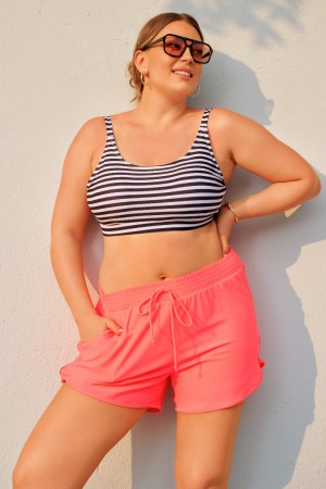 Pink gestreiftes Plus-Size-Bikini-Oberteil mit Rundhalsausschnitt und Boyshorts im charmanten Design