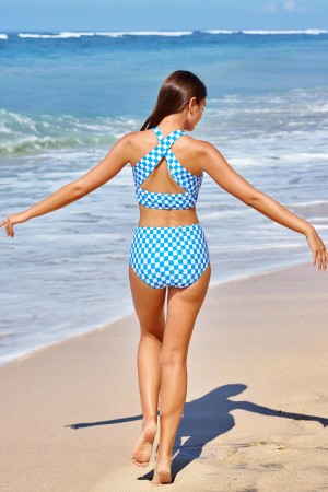 Blau kariertes Crossback-Bikini-Set mit jugendlichem Flair